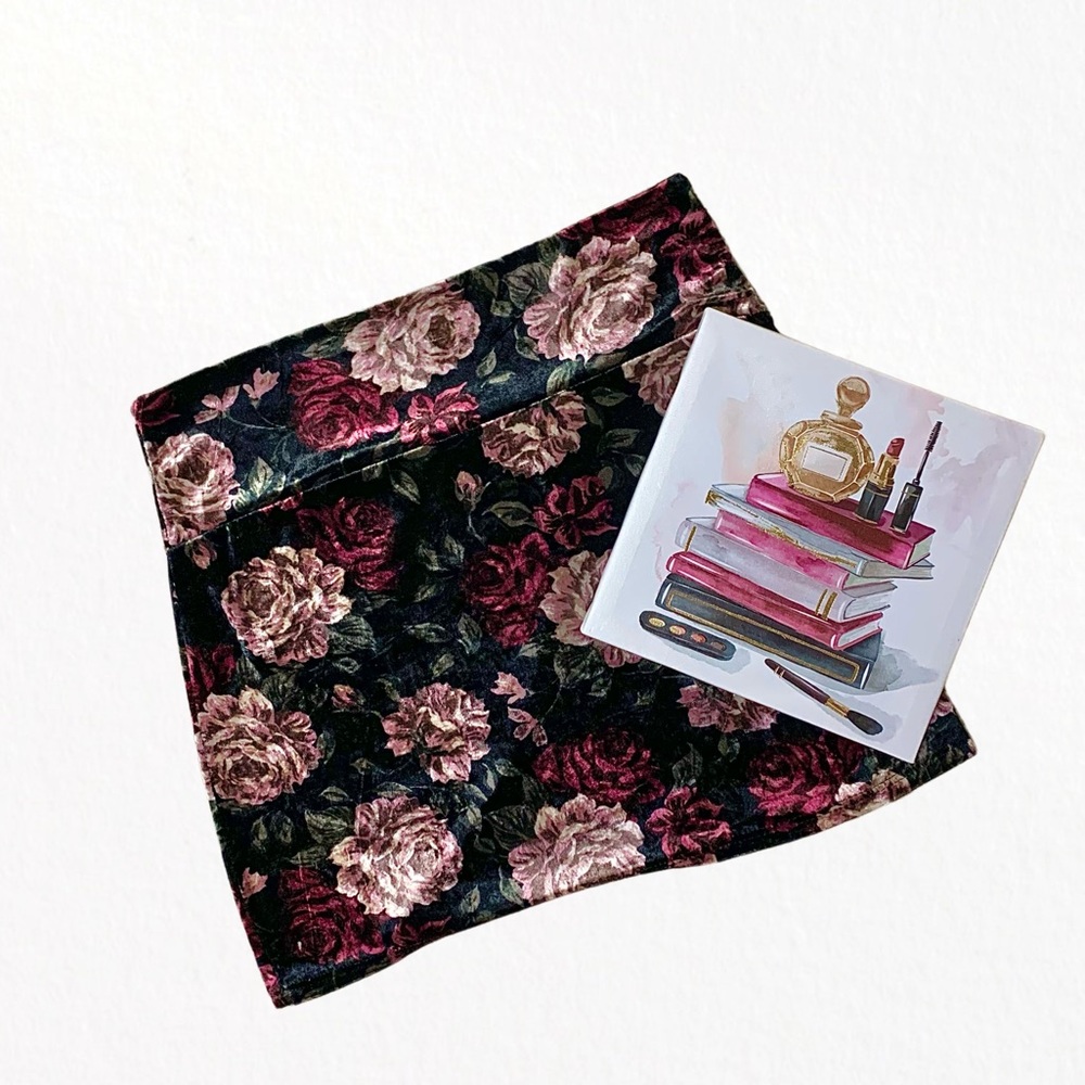 💵 🎁 Hot Gal Faux Velvet Mini Skirt w/ Rose Pattern